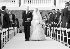 42-й президент США Білл Клінтон веде до весільного вівтаря свою доньку Челсі. Вінчання відбулося минулої суботи в американському місті Райнбек. На церемонію прийшли 600 гостей