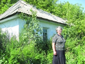Людмила Мельник показывает дом, в котором родился Николай Мозговой, в селе Сарнов Волочиского района на Хмельнитчине. В нем сейчас никто не живет