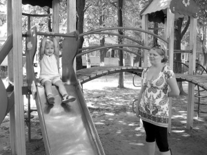 Черниговка Анна Салогуб в прошлую пятницу пришла на детскую площадку по улице Волковича вместе с 2-летней дочкой Ксенией. В тот день Ксения могла спуститься из горки. Накануне родители отмывали площадку от мазута