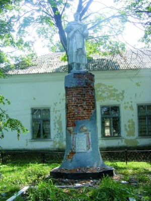 Під час нещодавньої грози блискавка вдарила в пам’ятник воїнові-визволителю в селі Довжик Зіньківського району. Спотворила обличчя вояка та облущила постамент. Також розряд потрапив у дерево біля пам’ятника, зламав велику гілку та зняв крону