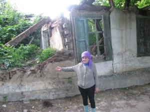 Надежда Свидевская живет рядом с руинами дома номер 5 а по улице Сковороды в Полтаве. Говорит, туда сносят мусор многие местные