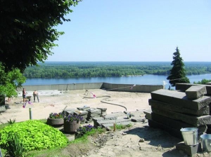 Біля могили Тараса Шевченка будівельники демонтують старі гранітні плити. Музей реконструюють за проектами архітектора Лариси Скорик. Вона є близькою подругою заступниці глави адміністрації президента Ганни Герман