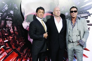 Актори Сільвестр Сталлоне (ліворуч), Брюс Вілліс (посередині) і Міккі Рурк під час прем’єри фільму ”Нестримні” у Лос-Анджелесі