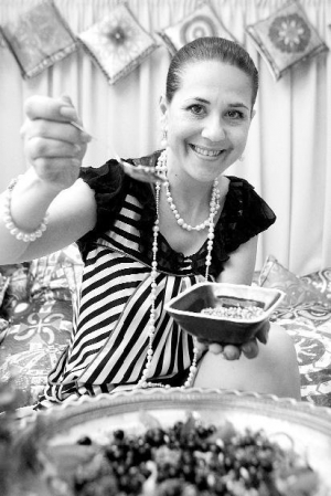 Певица Анжелика Рудницкая досыпает подсолнечные семена в салат с помидорами, перцем и смородиной. Заправляет его жидким медом