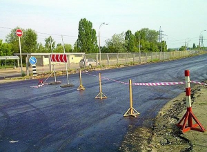 Эту дорогу на столичной улице Богатырской будут ремонтировать до 20 августа, когда в Киев должен вернуться из Крыма президент Виктор Янукович. Этим маршрутом глава государства ездит на работу