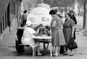 Квас из бочки в 1983 году продавали по 12 копеек за литр, дешевле лимонада и минеральной воды. Покупатели приходили за напитком со своими бидонами и банками