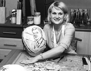 Майстриня з декоративного різьблення на овочах і фруктах донеччанка Яна Михайлова вирізала портрет президента Віктора Януковича на кавуні. Зробила це за дві години. Такий витвір коштує від 150 гривень