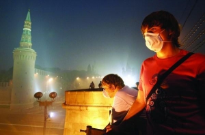 У Москві люди ходять у захисних масках. Кремль огорнутий смогом. Російська столиця покрита густим димом від лісових і торф’яникових пожеж