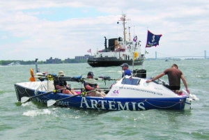 Команда веслярів ”Артеміс” завершує подорож біля узбережжя британського графства Корнволл. За 43 дні човен перевертався двічі