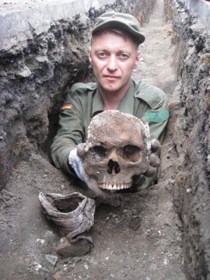 Працівник товариства ”Меморіал”, ексгуматор Ярослав Михайловський показує череп, який знайшов у склепі біля пологового будинку в Хмельницькому. Вважає, там поховано багатого чоловіка