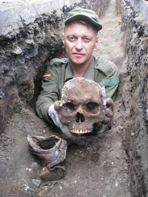 Работник общества ”Мемориал”, ексгуматор Ярослав Михайловский показывает череп, который нашел в склепе возле роддома в Хмельницком. Считает, там похоронен богатый мужчина