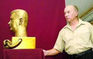 Луганский скульптор Николай Шматько создал бронзовый бюст президента Виктора Януковича. Изобразил его в образе Калигулы, который когда-то правил Римом