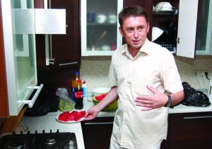 Колишній охоронець екс-президента Леоніда Кучми — Микола Мельниченко на своїй дачі в місті Васильків під Києвом їсть охолоджений у морозильній камері кавун
