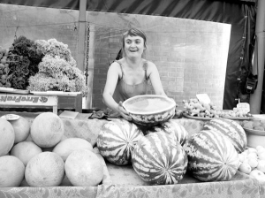 Ольга Свинаренко торгує херсонськими кавунами на Центральному ринку Черкас. Найбільші ягоди розрізає навпіл. Каже, що так купують краще, бо легші й одразу видно, чи спіла м’якоть