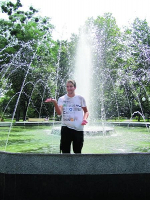 6 августа в фонтане в Солнечном парке в Полтаве купается Богдан Беспалый. Говорит, пока плавал, выпил с кружку воды
