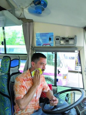 Водій автобуса ”еталон”, що відправляється 5 серпня із Західного автовокзалу у Вінниці, витирає піт хустинкою. Над головою у нього вентилятор. Його прилаштував власник автобуса