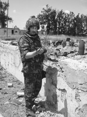 Військовослужбовець тримає снаряд на технічній території 61-го арсеналу в місті Лозова Харківської області. Загалом там розкидано 41 тисячу тонн боєприпасів