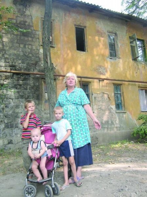 Донетчанка Раиса Наливайченко с внуками гуляет возле своего дома по улице Тренева, 8. Жалуется, что местные алкоголики ежедневно обижают детей