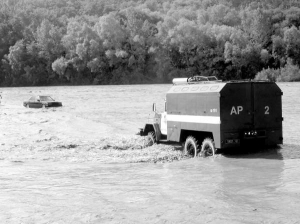 Вантажівка чернівецьких рятувальників витягає минулої середи затоплений легковик московських туристів із Прута