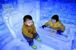 На катку у центрі корейського міста Сеула відкрили льодову галерею. Діти бавляться на крижаному унітазі і залазять у ванну з льоду