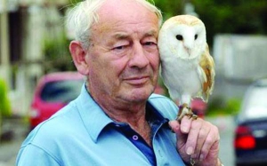 Рассела Барта (на фото) у Плімтоні називають ”дідусем-совою”