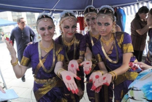 Олександра Дивнич (друга ліворуч) з подругами зі школи індійського танцю ”Сарасваті” на руках  ставлять червоні цятки, які символізують сонце. 15 серпня вони виступали на столичному Майдані під час святкування Дня незалежності Індії
