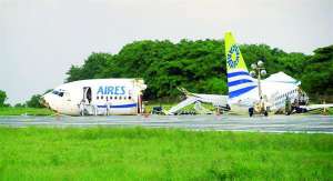 Обломки Боинга-737 колумбийской компании ”Айрес” на взлетно-посадочной полосе острова Сан-Андрес в Колумбии. После удара о землю фюзеляж, корму и крыло вынесло на бетонку