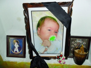 Портрет загиблої Поліни Власюк стоїть у кімнаті її матері Тетяни. Дівчинку не встигли похрестити