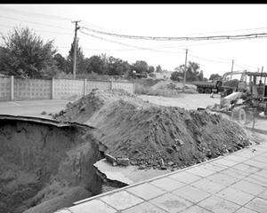 Екскаватори засипають землею 15-метрову яму, яка утворилася у вівторок зранку на території центрального ринку в місті Кривий Ріг у Дніпропетровській області. Адміністрація ринку засипле яму землею. Для цього потрібно 500 вантажівок