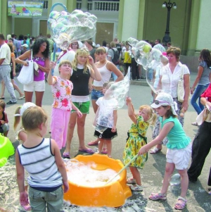На Святі води у Полтаві діти видувають за допомогою вибивачок для килимів мильні бульбашки