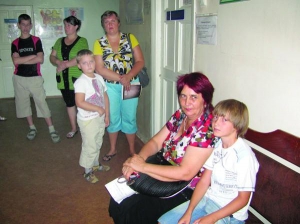 16 серпня під дверима кабінету офтальмолога в обласній дитячій поліклініці сидять полтавці Ольга Кацюба з онуком Всеволодом. Проходять обов’язкову для школярів медкомісію. У черзі до 40 людей