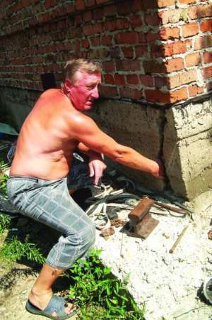 Ярослав Ткач з міста Соснівка Львівської області показує тріщини у підмурку своєї хати. Упевнений, що земля просідає через роботу копальні ”Надія”
