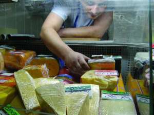 Самір Аджієв торгує молокопродуктами на ринку Урожай у Вінниці. Каже, у серпні сир купують рідко