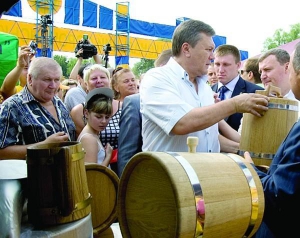 Президент Виктор Янукович 18 августа покупает на Сорочинском ярмарке бочку для соления огурцов за 390 гривен