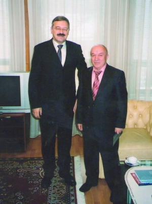 Чрезвычайный и Полномочный Посол Словацкой Республики Павол Гамжик (слева) и президент Славистического университета Юрий Алексеев (справа)