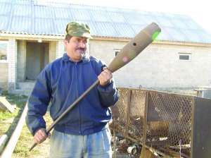 Сапер-самоучка Николай Середюк из поселка Смыга Дубенского района на Ровенщине держит в руках толкушку для ступы. Его сделал из артиллерийского снаряда. Вес инструмента 30 килограммов