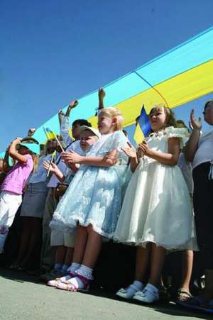 Тернополяни тримають 23 серпня над головами найдовший національний прапор в Україні. Він виготовлений як стрічка, має довжину 9,5 кілометра і важить півтонни
