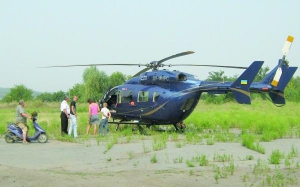 Жителі Катеринополя розглядають вертоліт земляка Юрія Косюка