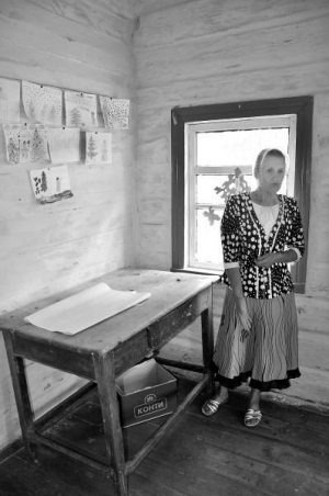 Жительница села Познань Рокитновского района на Ривненщине Ефима показывает заброшенный дом, где проходят занятия школьников. Дети называют это помещение ”У бабы Мокрины”. Его владелица Мокрина умерла 10 лет тому назад