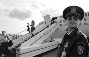 Пассажиры рейса Вена — Львов сходят с трапа самолета во львовском аэропорту. Основные клиенты этого маршрута — туристы и предприниматели