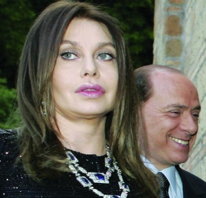Жена итальянского премьера Сильвио Берлускони, Вероника Ларио, требовала у мужа 43 миллиона евро.
