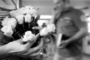 В подземном переходе на Контрактовой площади столицы букет из трех мелких роз стоит 50 гривен. Цветок имеет бутон величиной с 50 копеек