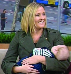 Кейт Оґґ із п’ятимісячним сином Джеймі 27 серпня під час зйомок на австралійському телебаченні. Хлопчик та його сестра-близнючка народилися семимісячними. Лікарі вважали, що Джеймі помер