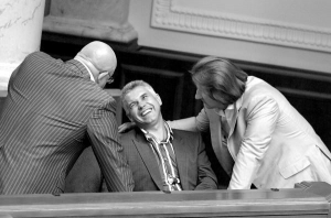 Нардеп-”нунсівець” Юрій Бут (в центрі) спілкується із колегами у сесійній залі під час позачергового засідання Верховної Ради 30 серпня