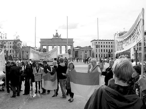 30 серпня. Берлін. Учасники акції протесту чекають приїзду українського президента Віктора Януковича. Протестують проти згортання свободи слова в Україні