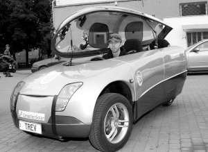 Участник автопробега на электромобилях 30 августа в городе Чоп Закарпатской области сразу после пересечения границы Украины и Венгрии. Это — несерийный электромобиль, который изготовили в Австралии