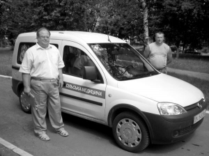 Александр Корзун (слева), главный врач участковой больницы в Лютеньке на Гадяччине, с водителем Николаем Мисюрой стоит около машины скорой помощи. Больница расположена от райцентра в 26 километрах, обслуживает 4,7 тысяч жителей Лютеньки, Сосноивки и Юрьев