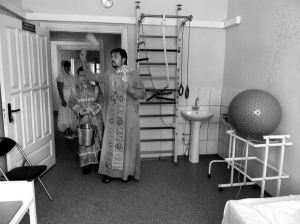 Отець Олег освячує палату міжрайонного пологового будинку у Бершаді у день його відкриття
