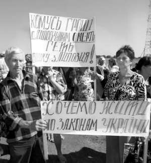 Жителі мікрорайону Скакунка у Липовці протестують проти вежі мобільного зв’язку, яку збудували біля їхніх городів. Переконують, що це незаконно. Їхні слова підтверджують міські прокуратура та санстанція