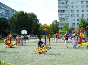 Дети играются на восстановленной игровой площадке в юго-западном районе Черкасс. Территорию обустроили за два месяца. До этого около 20 лет здесь были руины детской кирпичной крепости